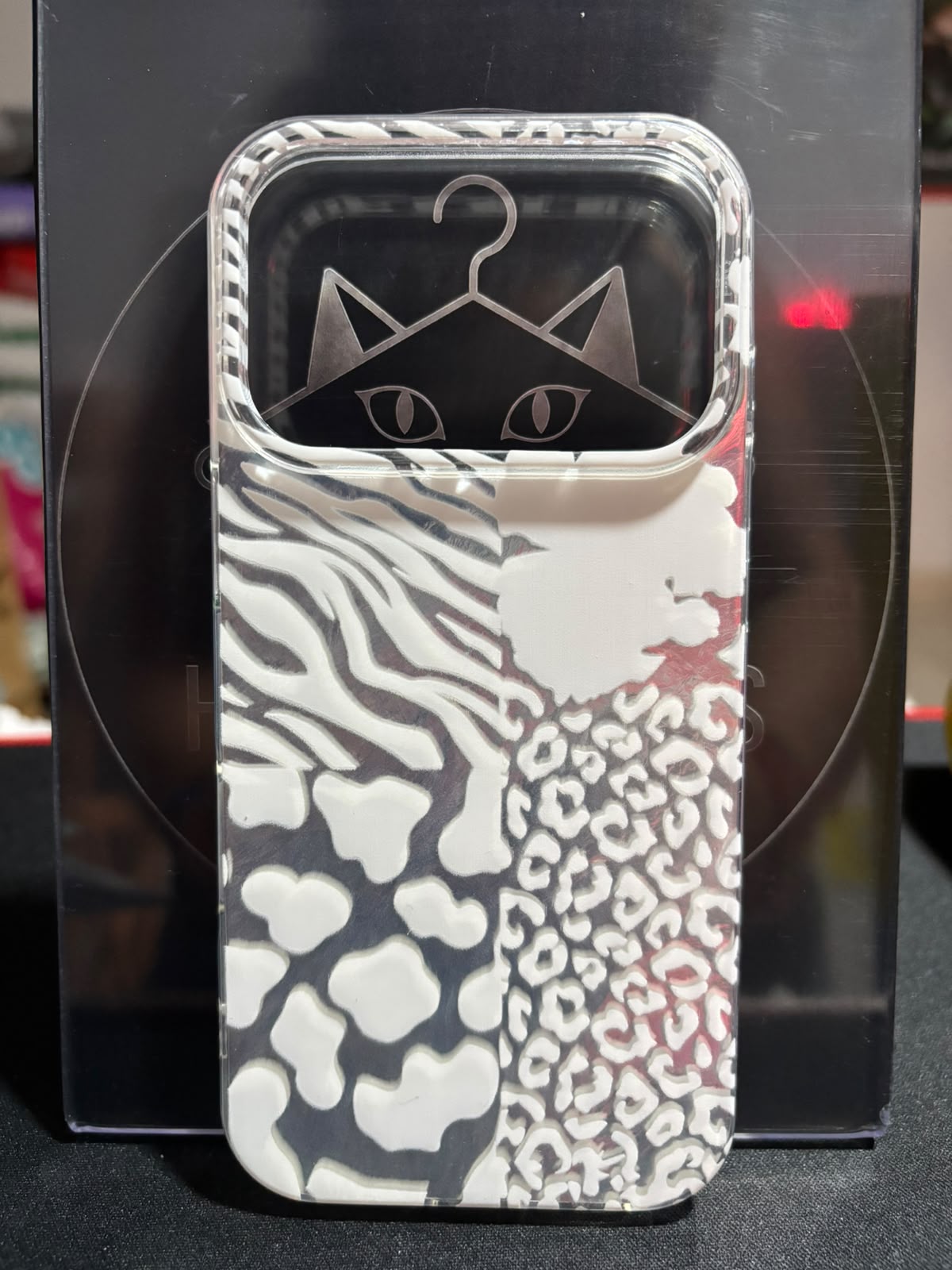 Funda animal print blanco y negro para iPhone 17 Pro