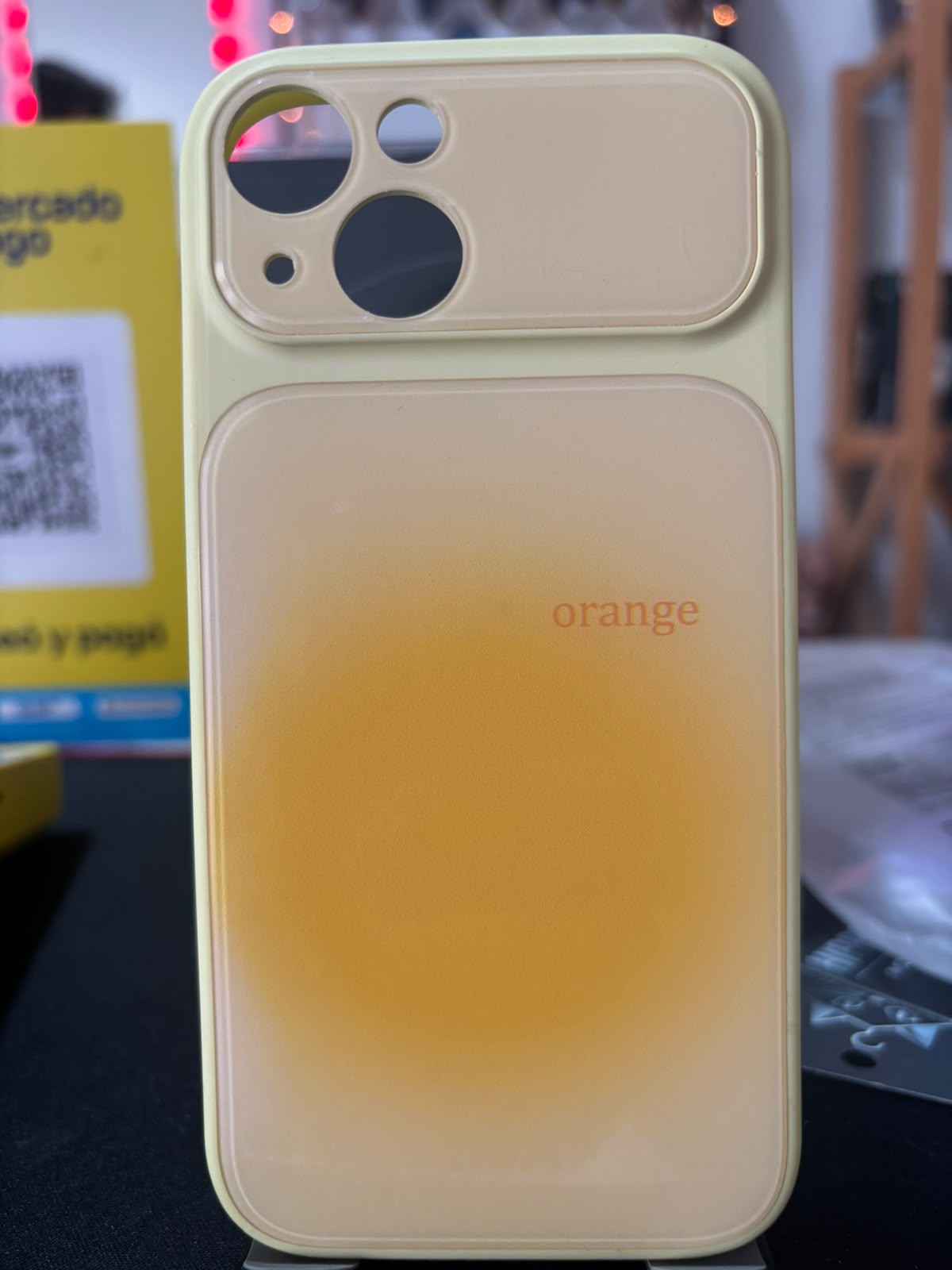 Funda glossy amarillo pastel para iPhone 15