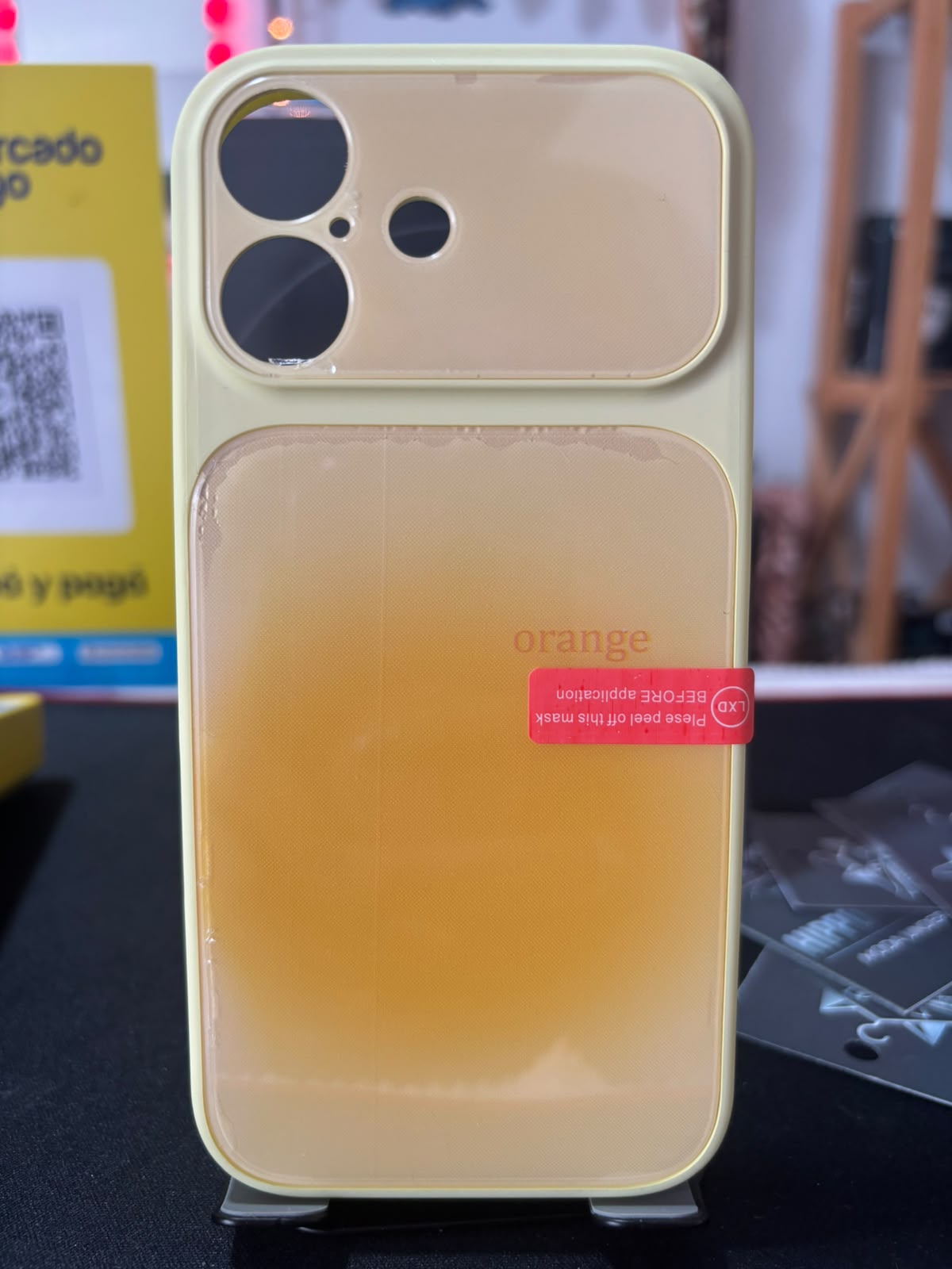 Funda glossy amarillo pastel para iPhone 17