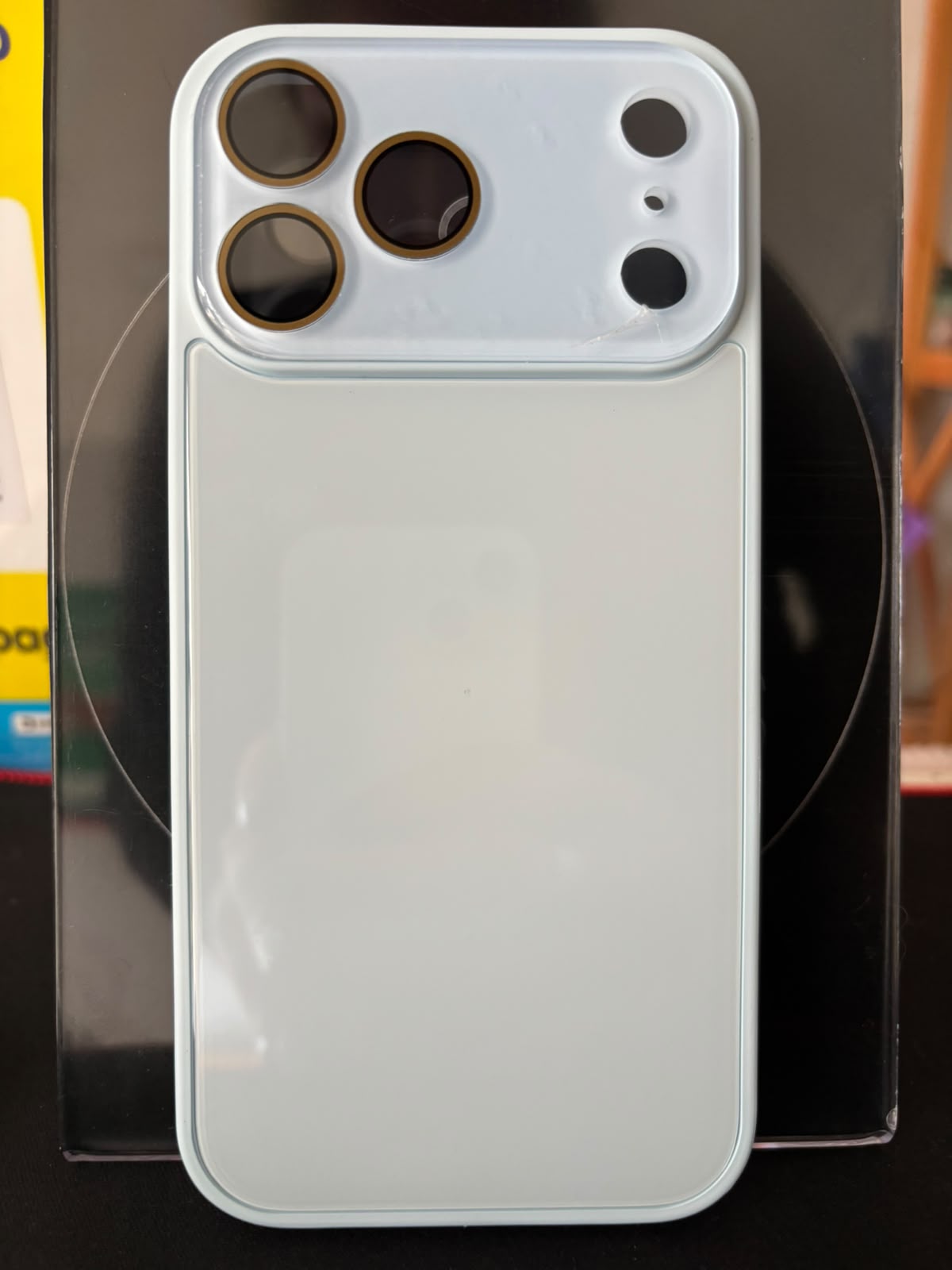 Funda glossy celeste cielo con anillos dorados para iPhone 17 Pro Max