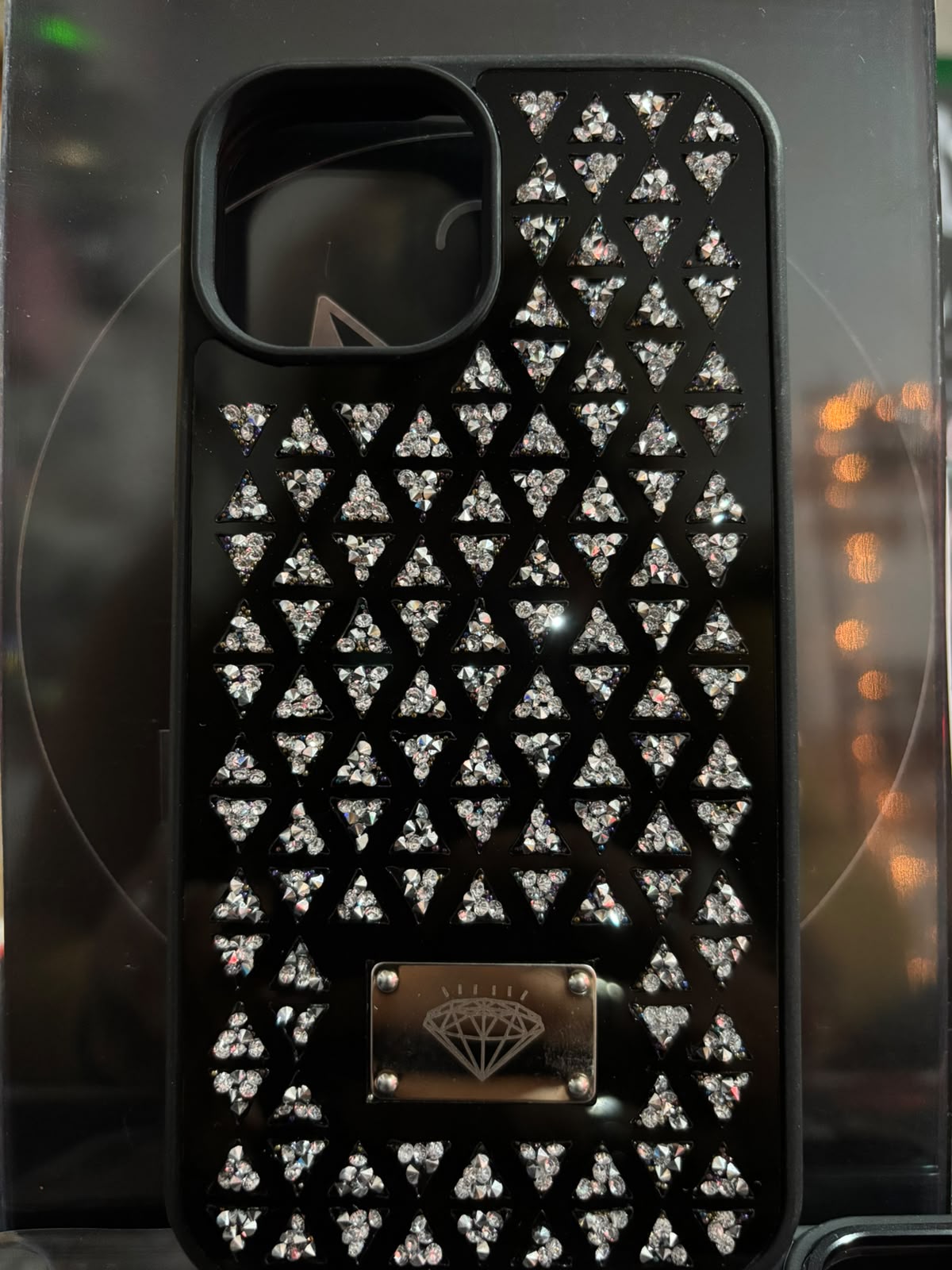 Funda de cristales en triángulos sobre negro para iPhone 15