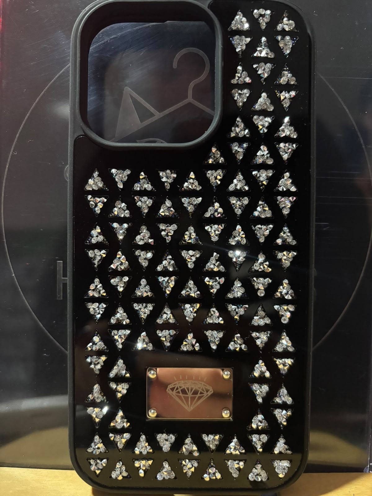Funda de cristales en triángulos sobre negro para iPhone 16 Pro