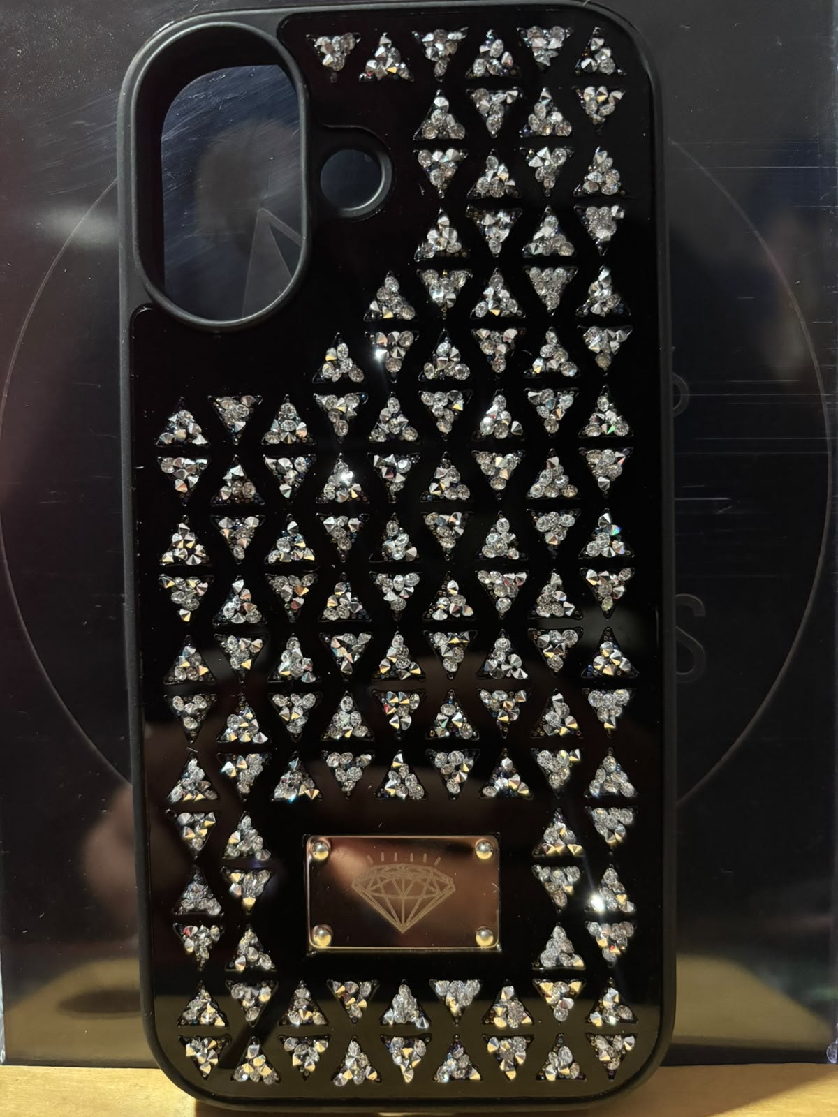 Funda de cristales en triángulos sobre negro para iPhone 17