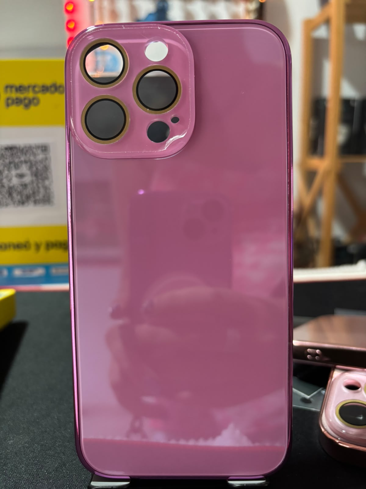 Funda glossy fucsia magenta con anillos dorados para iPhone 16 Pro Max