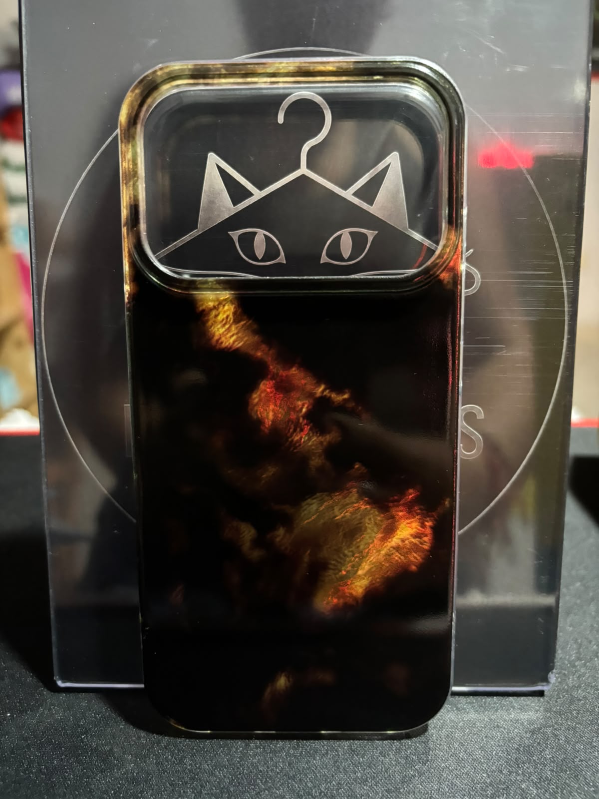 Funda negra con destellos de fuego dorado para iPhone 17 Pro