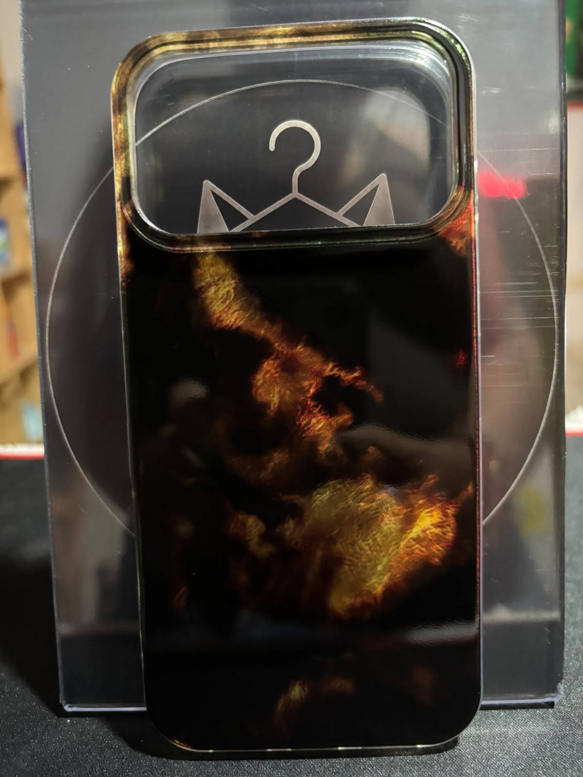 Funda negra con destellos de fuego dorado para iPhone 17 Pro Max