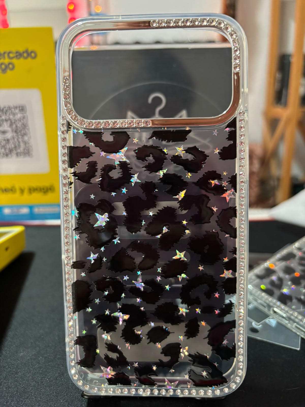 Funda leopardo con estrellas holográficas y borde de strass para iPhone 17 Pro Max