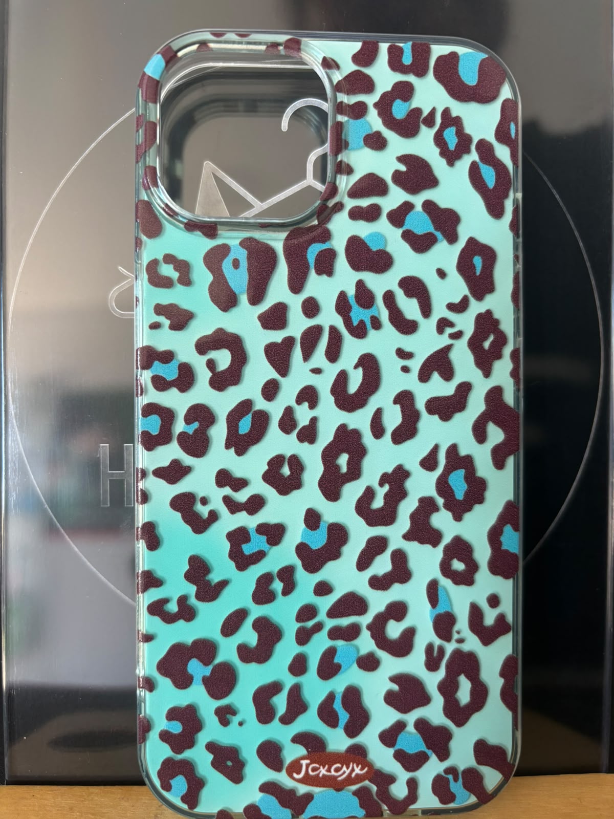 Funda leopardo sobre base menta para iPhone 15