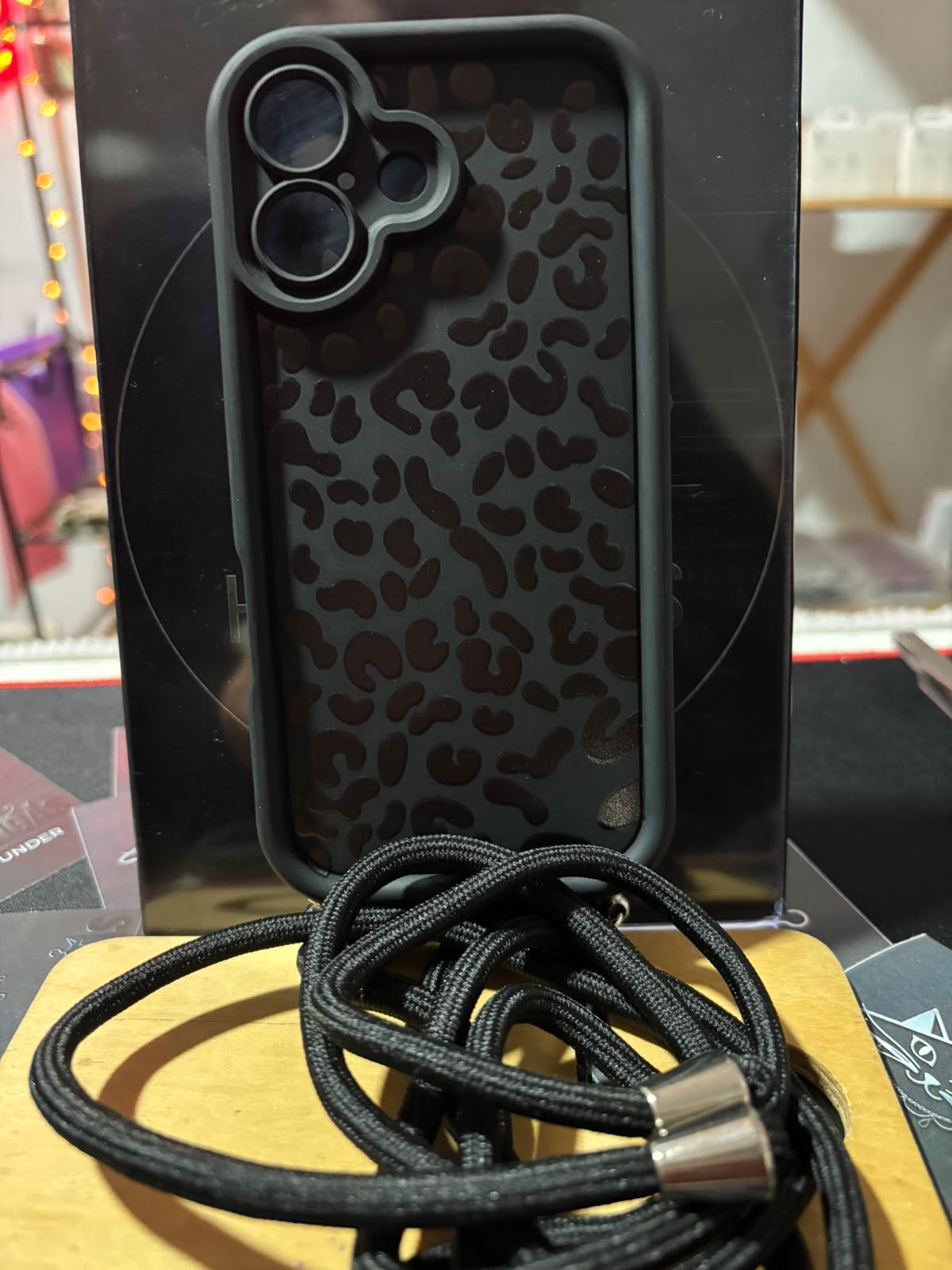 Funda leopardo negro con cordón para iPhone 16