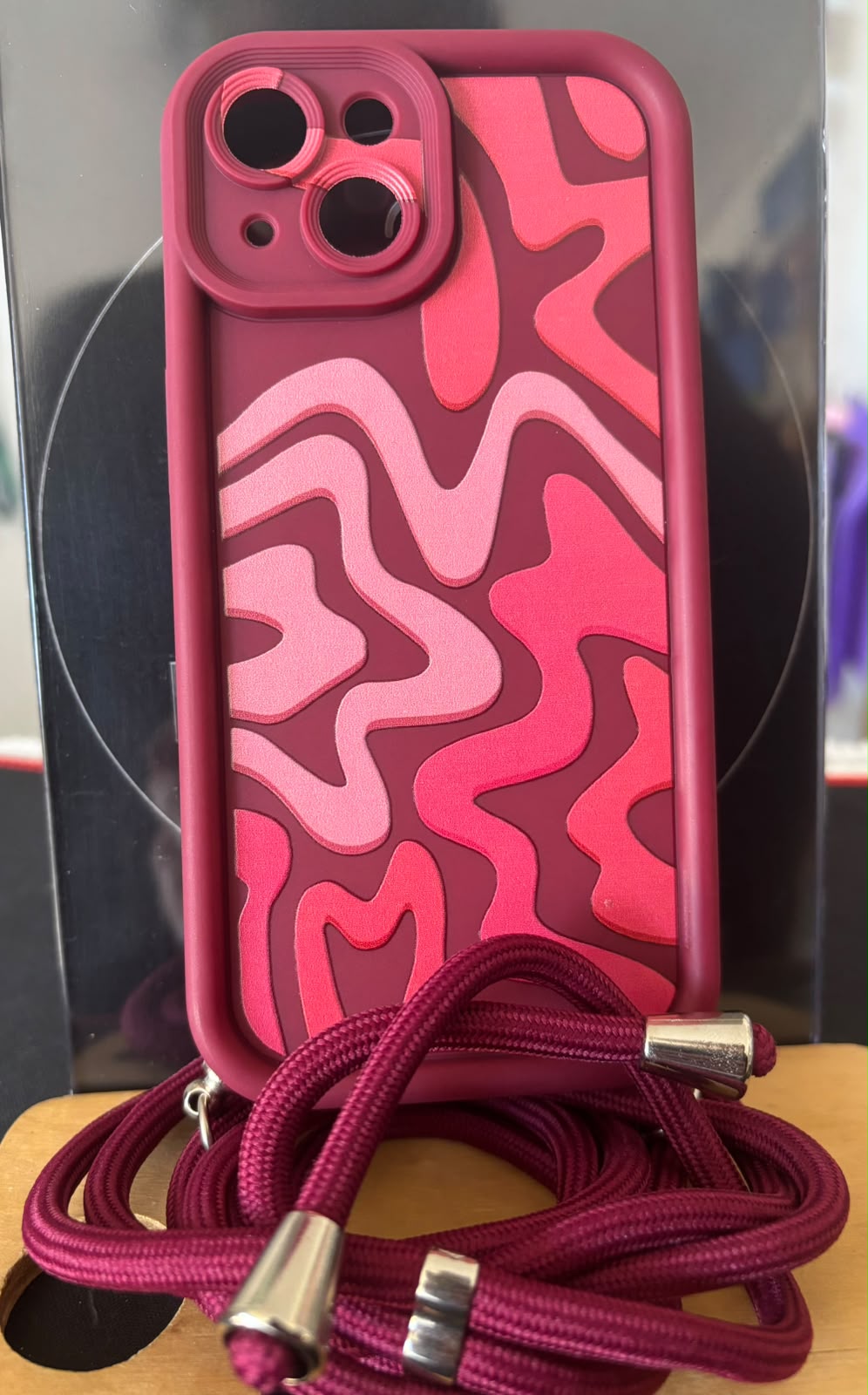 Funda ondas bordó con cordón para iPhone 15