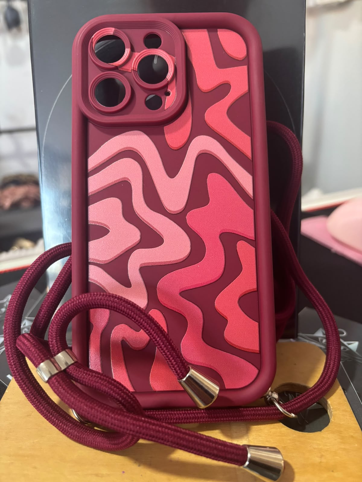 Funda ondas bordó con cordón para iPhone 15 Pro Max