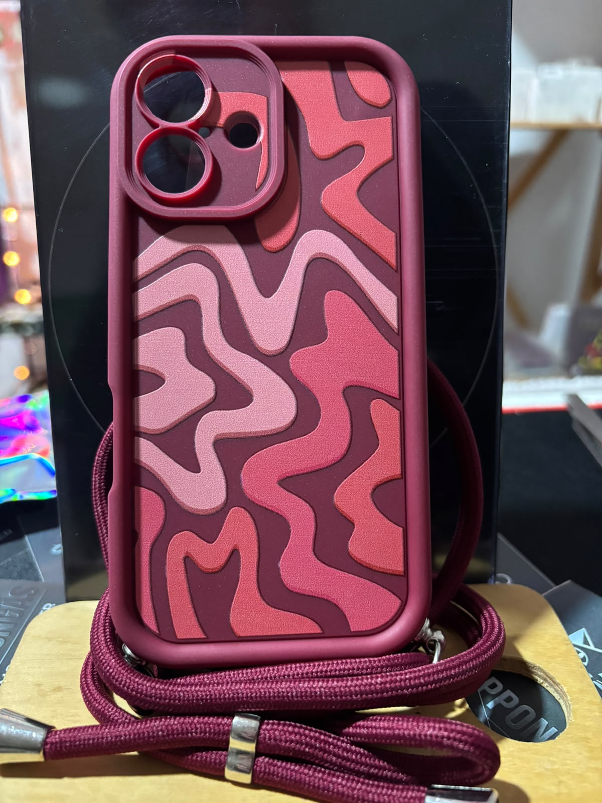 Funda ondas bordó con cordón para iPhone 16