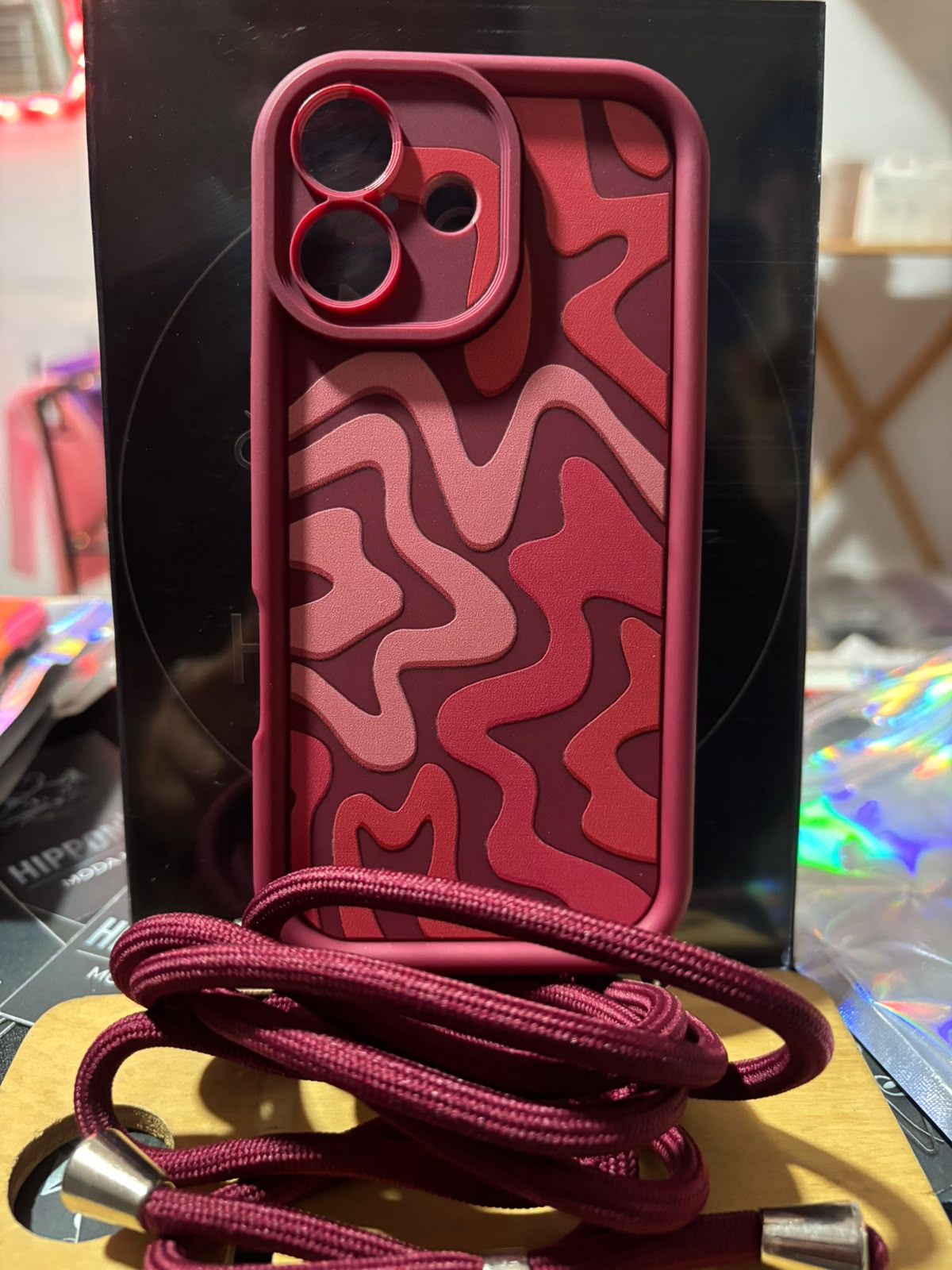 Funda ondas bordó con cordón para iPhone 17