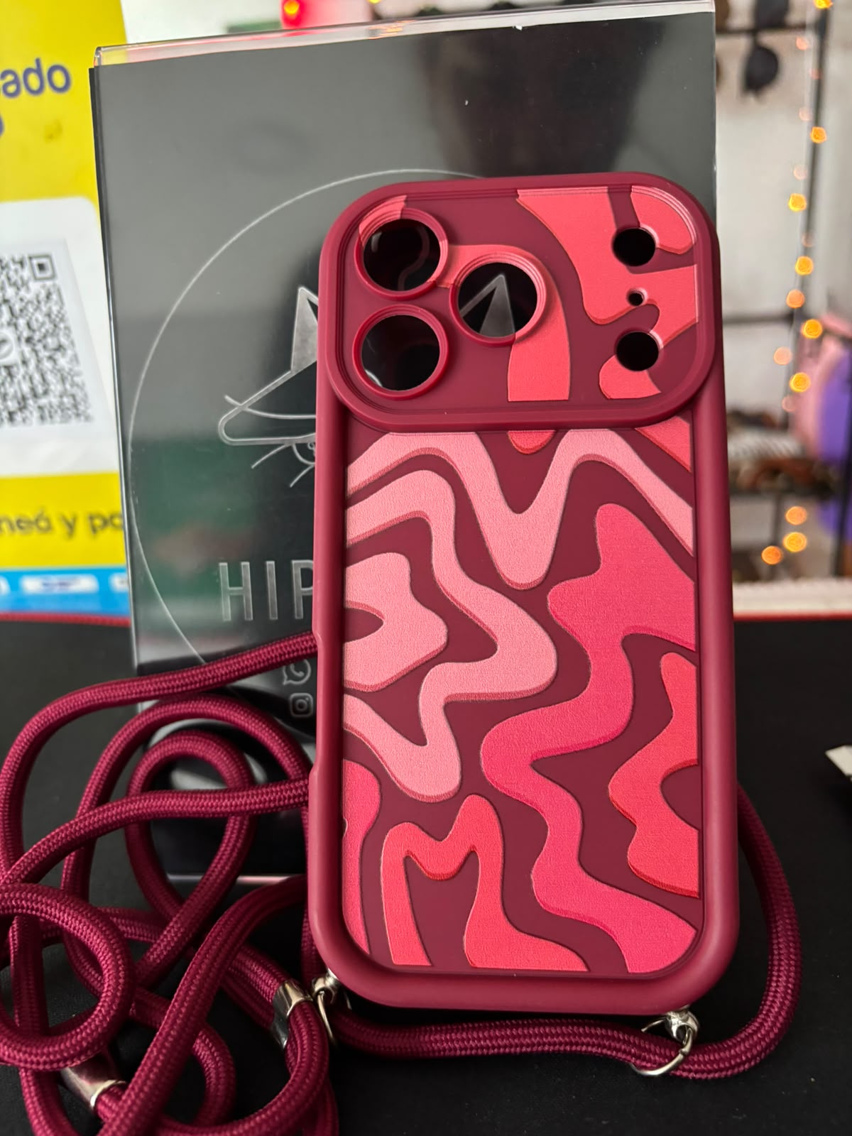 Funda ondas bordó con cordón para iPhone 17 Pro