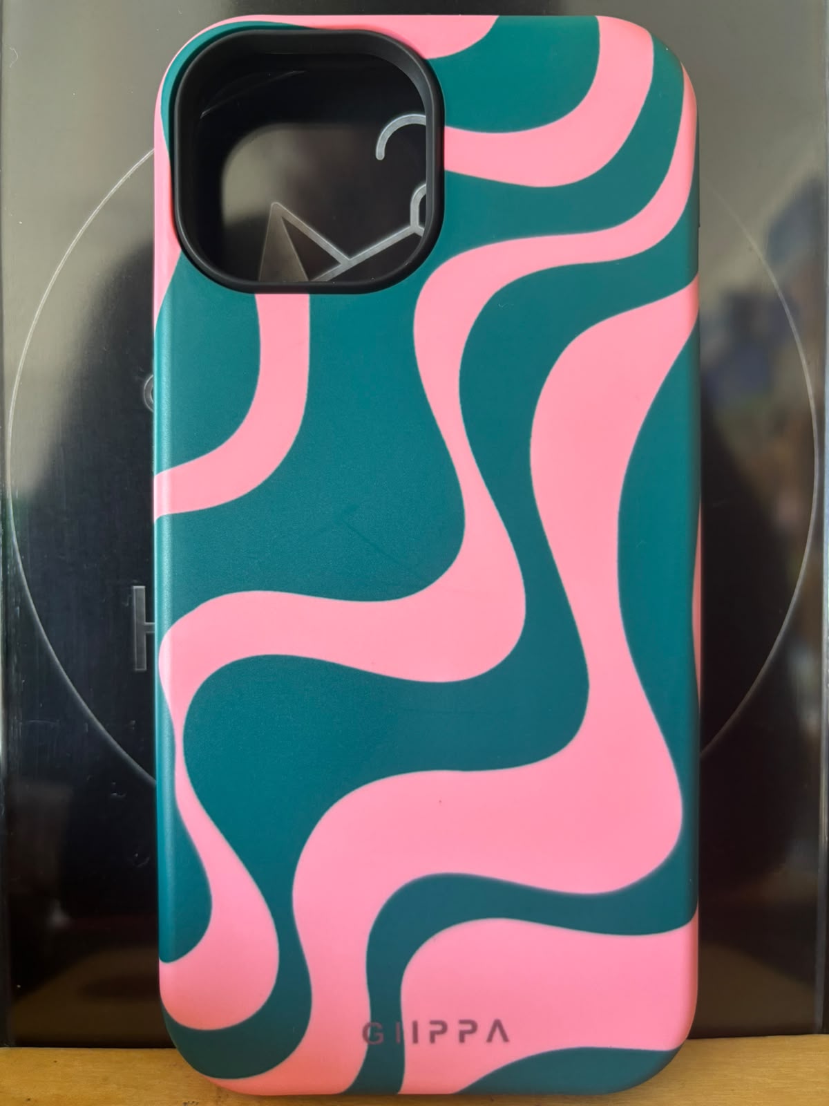 Funda ondas verde y coral para iPhone 15