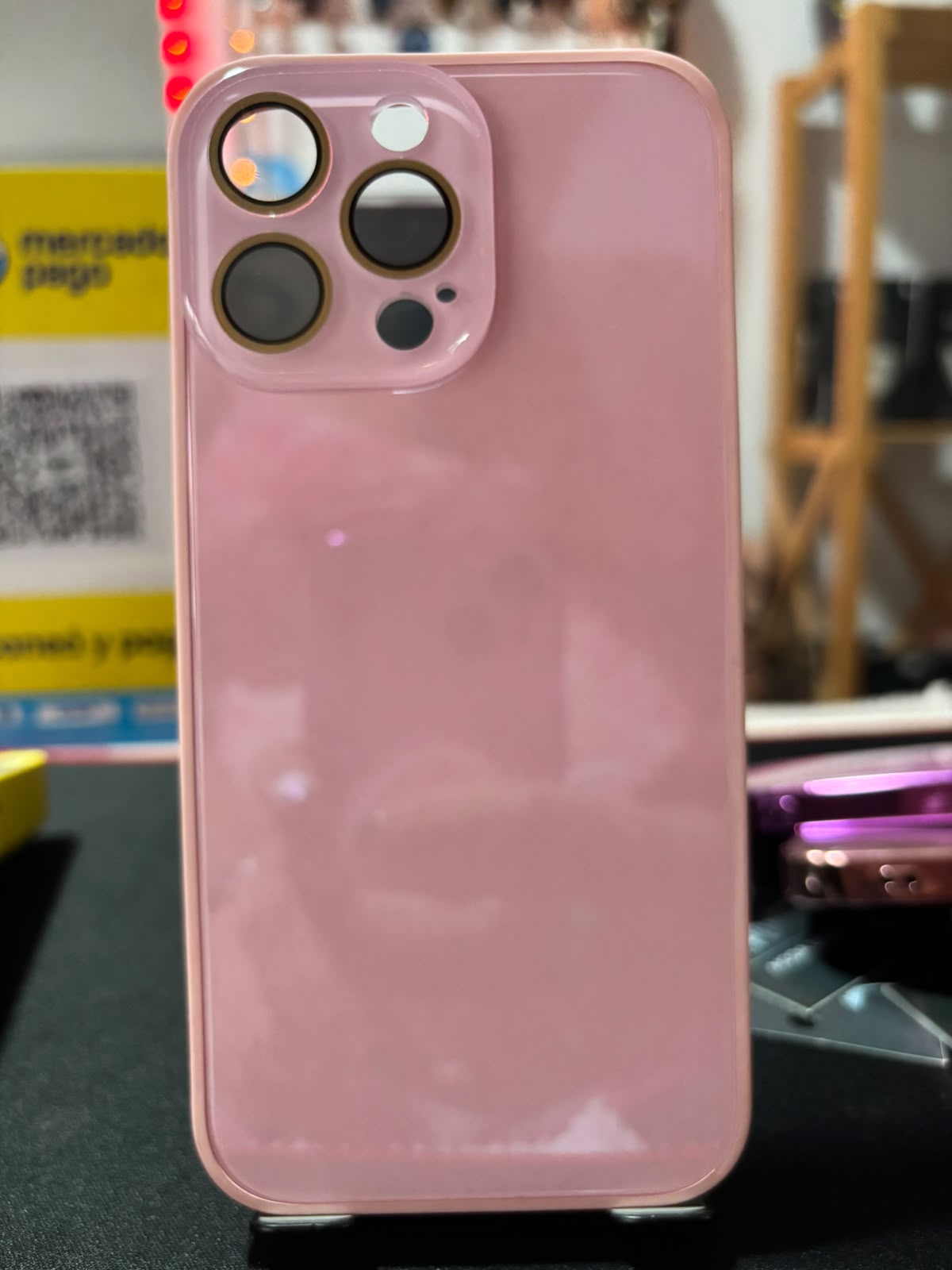 Funda glossy rosa bebé con anillos dorados para iPhone 16 Pro Max