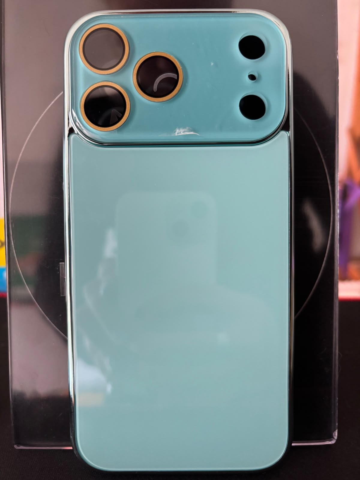 Funda glossy verde agua con detalles dorados para iPhone 17 Pro Max