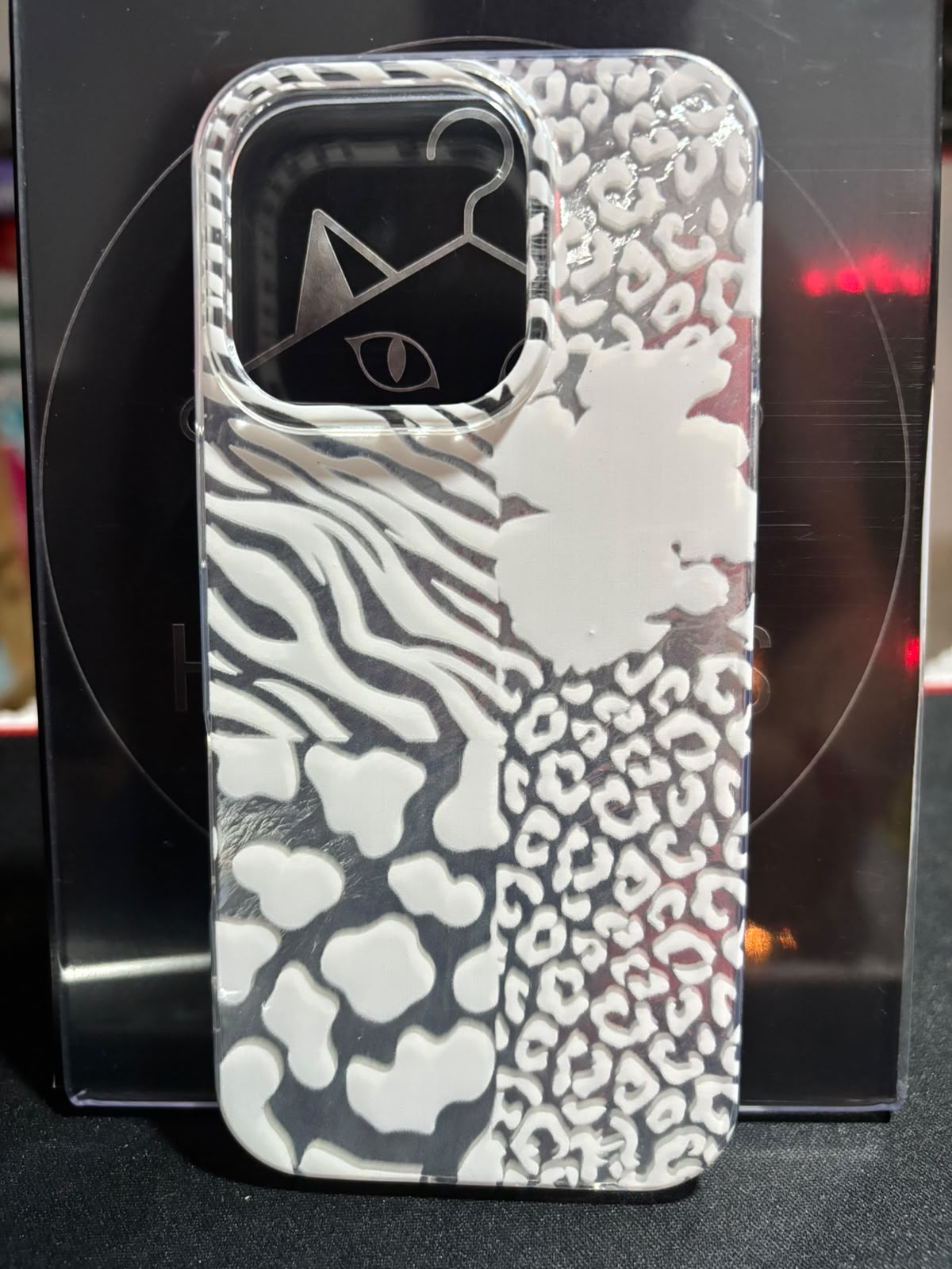 Funda animal print blanco y negro para iPhone 16 Pro