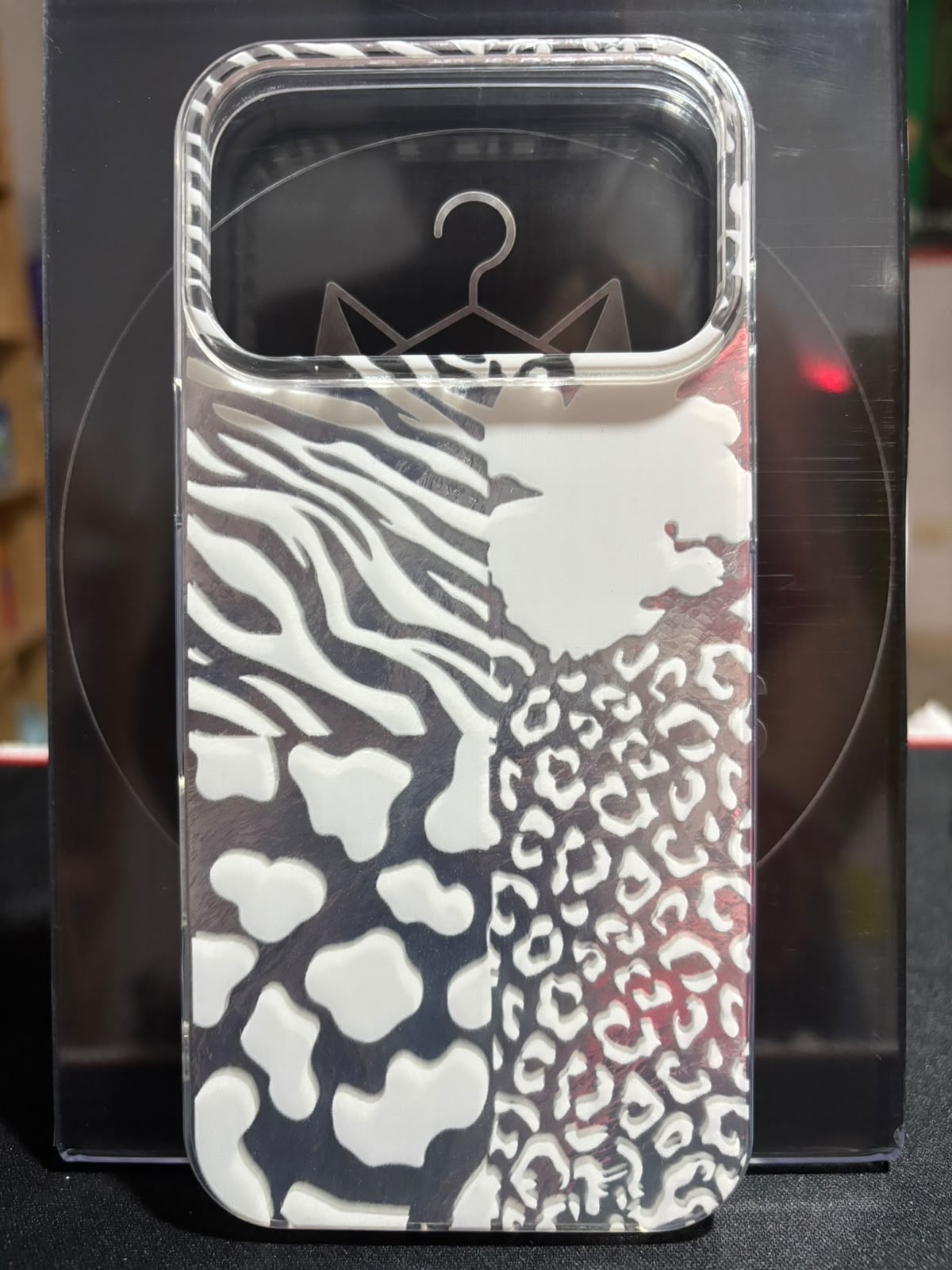Funda animal print blanco y negro para iPhone 17 Pro Max